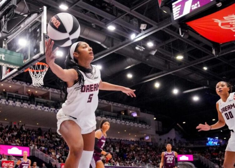 Isabelle Harrison ejected after taking down Angel Reese during Tempo-Dream game