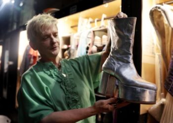 Sequins! Dancing queens! ABBA! Go backstage for ‘Mamma Mia!’s’ 25th anniversary tour at the Ahmanson