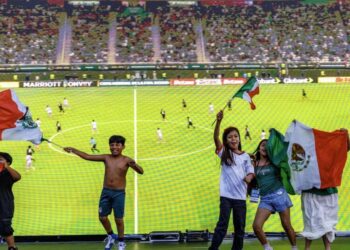 ‘¡Coreano, hermano!’ Mexico vs. Korea match brings out more romance than rivalry in L.A.