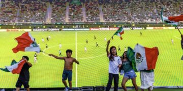 ‘¡Coreano, hermano!’ Mexico vs. Korea match brings out more romance than rivalry in L.A.