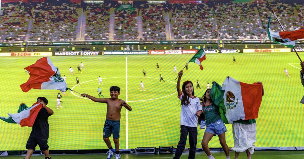 ‘¡Coreano, hermano!’ Mexico vs. Korea match brings out more romance than rivalry in L.A.