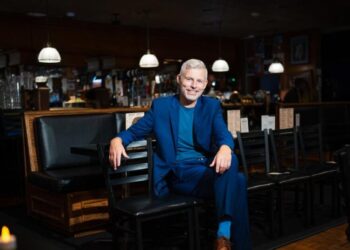 From Queens to Ireland and back, Des Bishop turns a turbulent past into comedy in ‘Bridge and Tunnel’