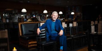 From Queens to Ireland and back, Des Bishop turns a turbulent past into comedy in ‘Bridge and Tunnel’