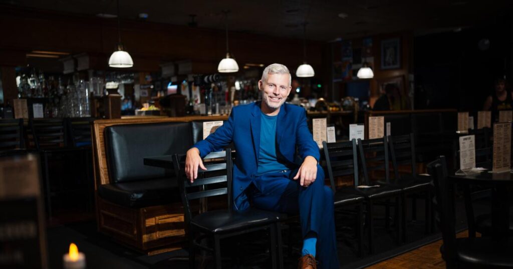 From Queens to Ireland and back, Des Bishop turns a turbulent past into comedy in ‘Bridge and Tunnel’