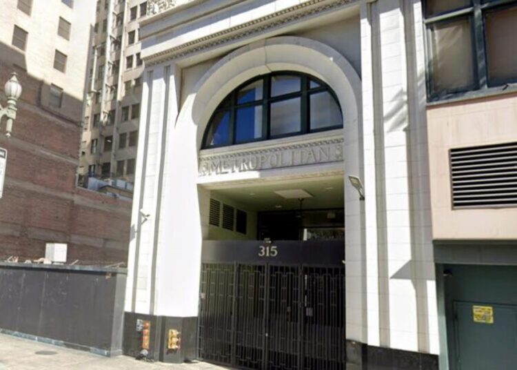 Landmark downtown apartment tower faces foreclosure