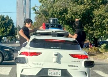 Kids sit in windows as Waymo travels through Westside. Witness alerts company; car doesn’t stop