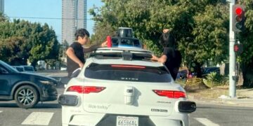 Kids sit in windows as Waymo travels through Westside. Witness alerts company; car doesn’t stop