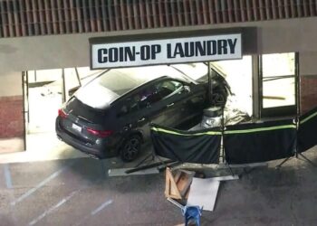 Driver smashes into Manhattan Beach laundromat, killing customer inside