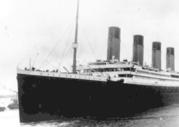 A plan to sell artifacts from the Titanic faces U.S. government opposition