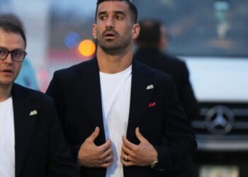 Ahead of World Cup opener in L.A., Iran lands in Tijuana wearing pins to honor schoolgirls killed in strike