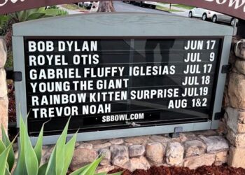 Bob Dylan is absolutely cooking on the road right now
