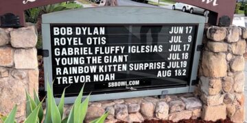 Bob Dylan is absolutely cooking on the road right now