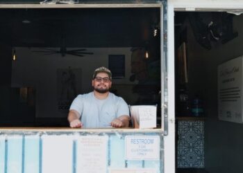 As Boyle Heights fire still burns, restaurants depend on which way the wind blows