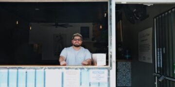 As Boyle Heights fire still burns, restaurants depend on which way the wind blows