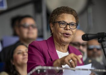 In echoes of Palisades fire, Boyle Heights fire may cost Mayor Bass politically