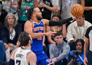 Jalen Brunson scores 45 as Knicks defeat Spurs to earn their first NBA title in 53 years