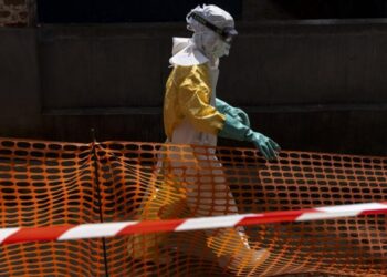 U.S. should help contain Ebola outbreak, not aggravate the crisis