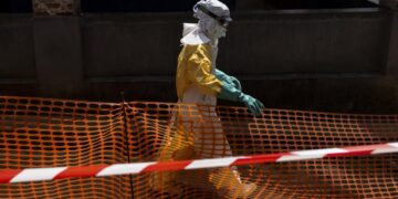 U.S. should help contain Ebola outbreak, not aggravate the crisis