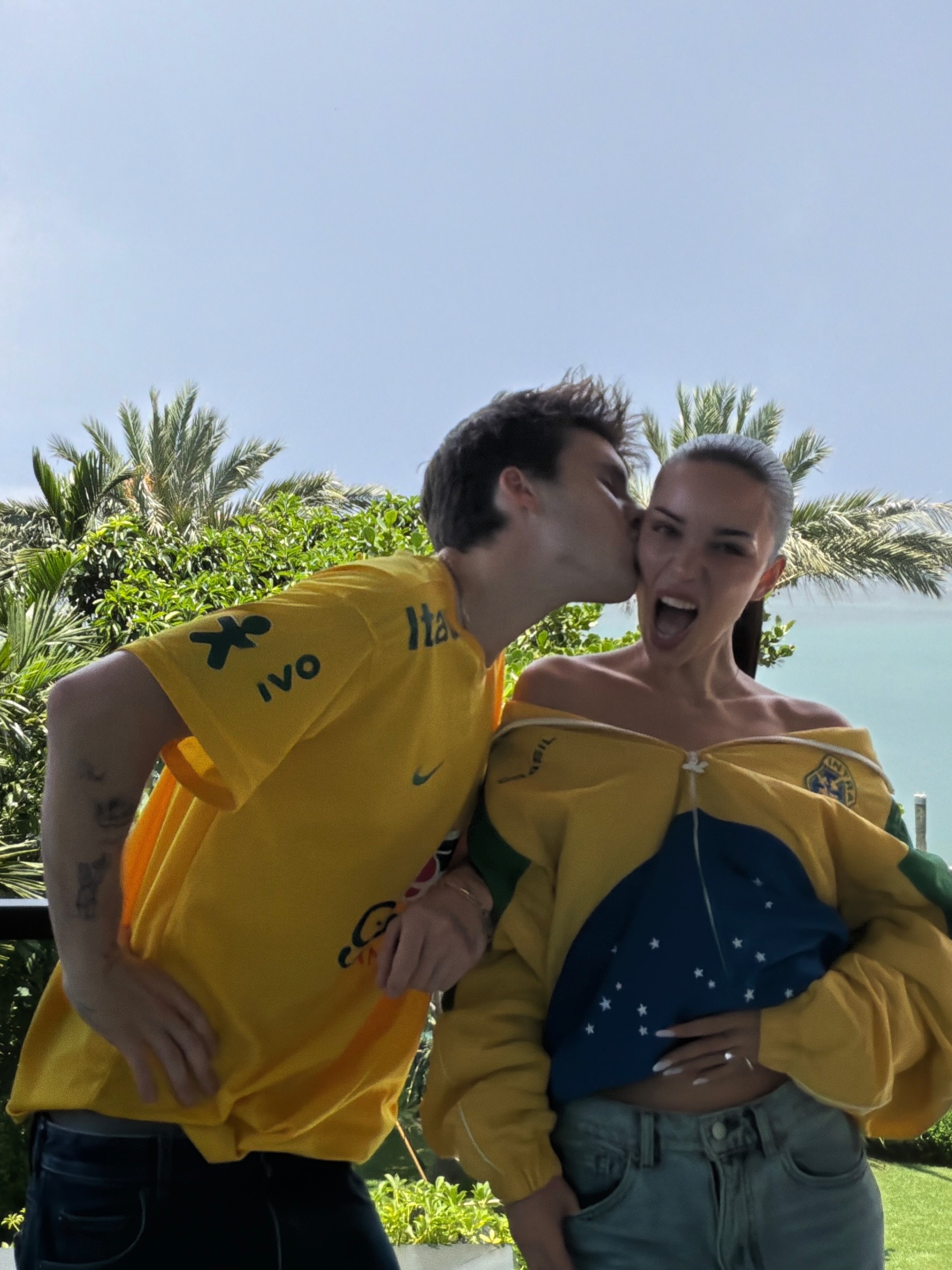 Cruz Beckham kissing his girlfriend Jackie Apostel, who wears a diamond ring.