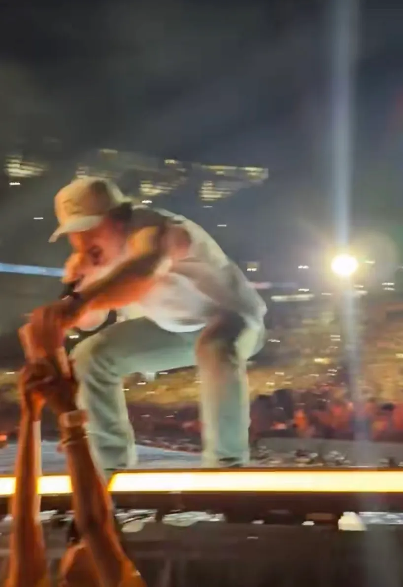 Morgan Wallen throwing a fan's phone at a concert.