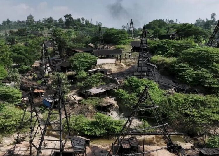 Drilling for Oil the Old-Fashioned Way in ‘Little Texas,’ Indonesia