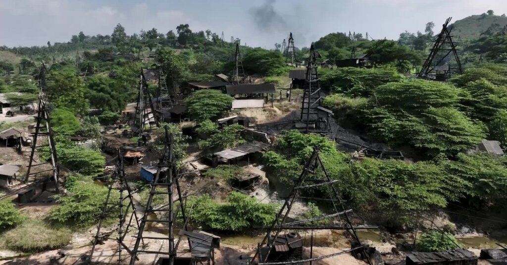 Drilling for Oil the Old-Fashioned Way in ‘Little Texas,’ Indonesia