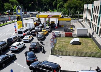 Long Lines for Gas Shatter the Illusion of Normalcy in Wartime Russia