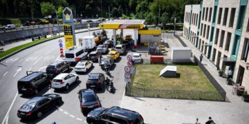 Long Lines for Gas Shatter the Illusion of Normalcy in Wartime Russia