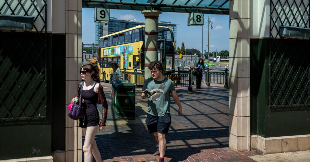 How Yellow Buses Helped Fuel the Rise of the Man Poised to Lead Britain