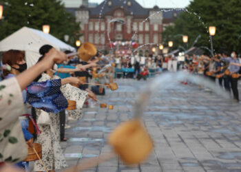 To Stay Cool, Wear Flowing Robes and Throw Water Around? Yes, Says Science.