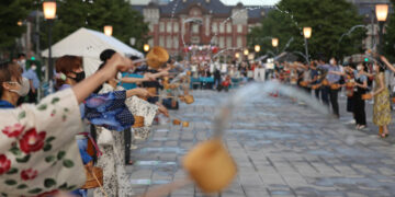 To Stay Cool, Wear Flowing Robes and Throw Water Around? Yes, Says Science.