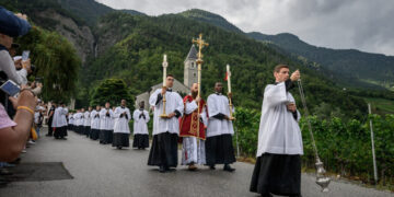 Rebel Catholics Defy Vatican’s Calls to Return to Mainstream Church