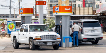 Gas Stations Gain When Oil Prices Start to Drop