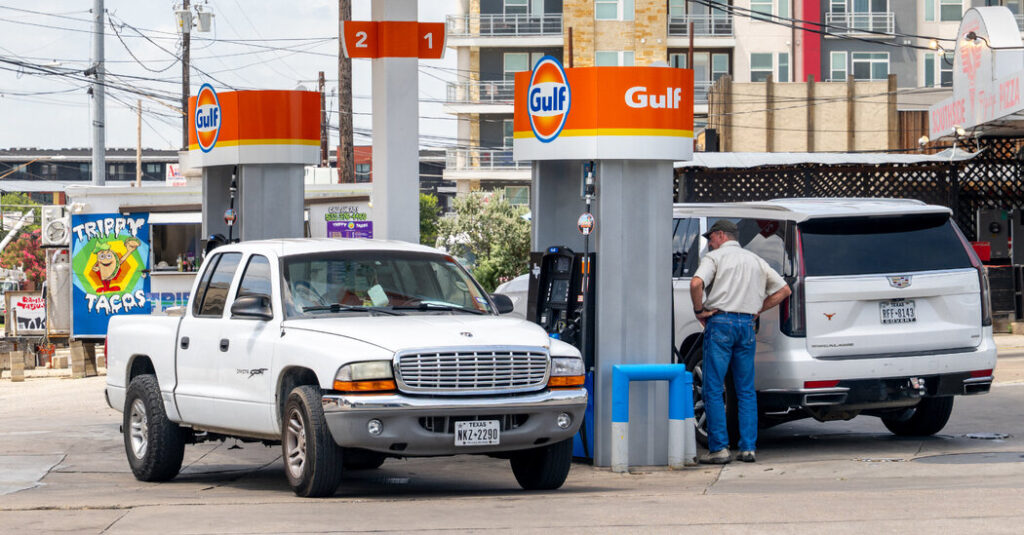 Gas Stations Gain When Oil Prices Start to Drop