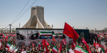 Iranians Mourn a Slain Leader, and Call for Vengeance