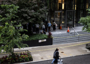 A Neighborhood Has to Cope as a Midtown Building Remains Unstable