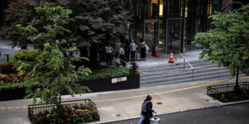 A Neighborhood Has to Cope as a Midtown Building Remains Unstable