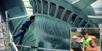 Worker in iconic photo kissing Statue of Liberty recalls death-defying perch: ‘One slip and it was over’