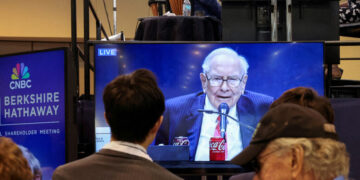 In a Change, Warren Buffett Omits His Annual Gift to the Gates Foundation