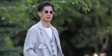 How the Rich and Powerful Dress Right Now