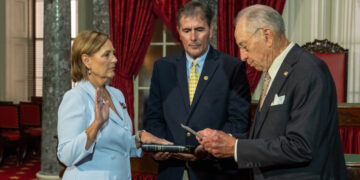 Graham’s Sister Is Sworn In to Finish His Senate Term
