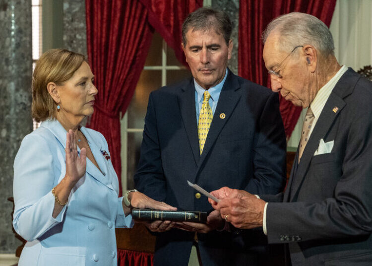 Graham’s Sister Is Sworn In to Finish His Senate Term