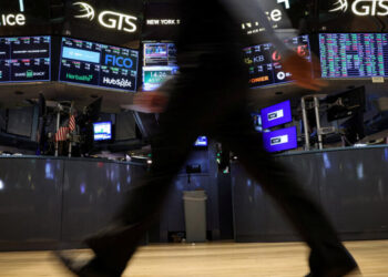 Stocks Sink on Anxiety About Tech and A.I. Spending
