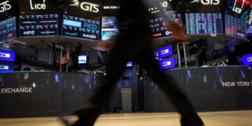 Stocks Sink on Anxiety About Tech and A.I. Spending