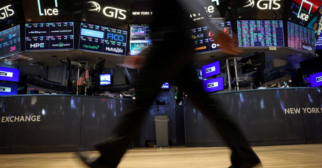 Stocks Sink on Anxiety About Tech and A.I. Spending