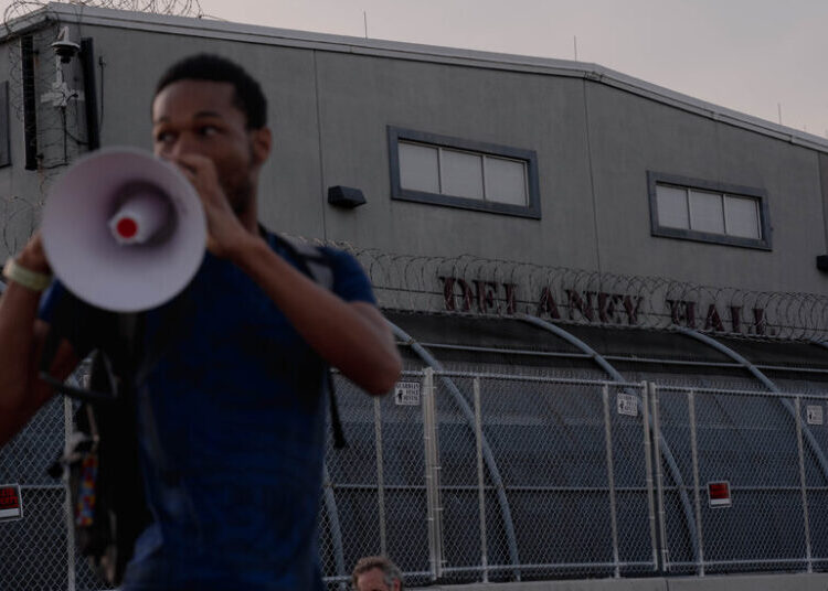 Members of Congress Intensify Criticism of Immigration Detention Center