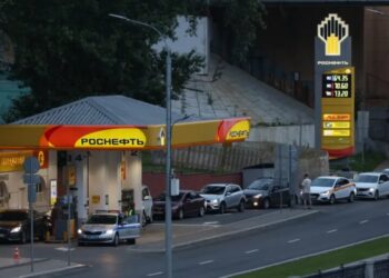 Russia’s fuel crisis is so bad that a mom and her baby waited in line for 18 hours to get gas — ‘Are we in the Soviet Union?’