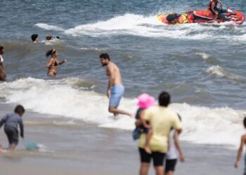Swimmer bitten in suspected shark attack at Jones Beach, prompting brief closure as the U.S. battles record-breaking heat