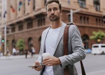 AI start-ups are snubbing entry-level talent in favor of Silicon Valley men with top degrees, research shows