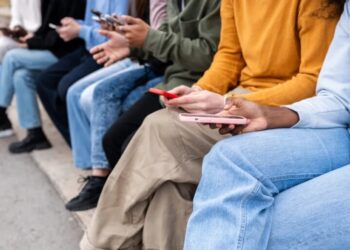Americans are quietly abandoning the daily habit that billionaires say set them up for success—and it could have lasting consequences